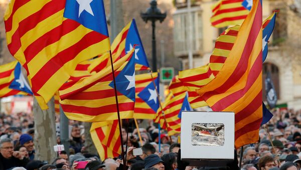 Catalanes alzando banderas independentistas - Sputnik Mundo