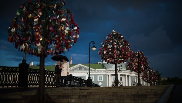 En el Puente Luzhkov, en Moscú, árboles de metales sostienen los candados del amor - Sputnik Mundo