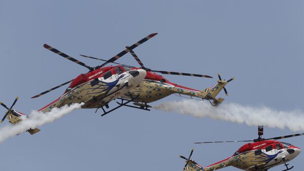 Indigenously manufactured Indian Air Force Dhruv helicopters perform at the opening ceremony of Aero India 2017 at Yelahanka air base in Bangalore, India, Tuesday, Feb. 14, 2017 - Sputnik Mundo