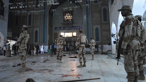 Soldados pakistaníes en el lugar del atentado en un templo sufí - Sputnik Mundo