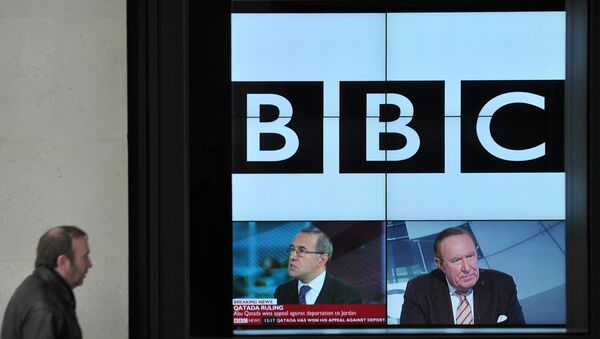 A BBC logo is pictured on a television screen inside the BBC's New Broadcasting House office in central London, on November 12, 2012 - Sputnik Mundo