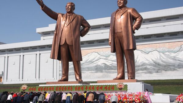 Estatuas de Kim Il-sung (izquierda) y su hijo Kim Jong-il (derecha) en Pyongyang - Sputnik Mundo