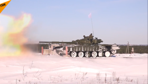 Equipos de tanques participaron en las maniobras de preparación para el Biatlón de Tanques Army 2017 - Sputnik Mundo