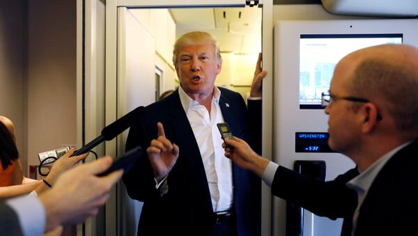 U.S. President Donald Trump speaks with reporters aboard Air Force One - Sputnik Mundo