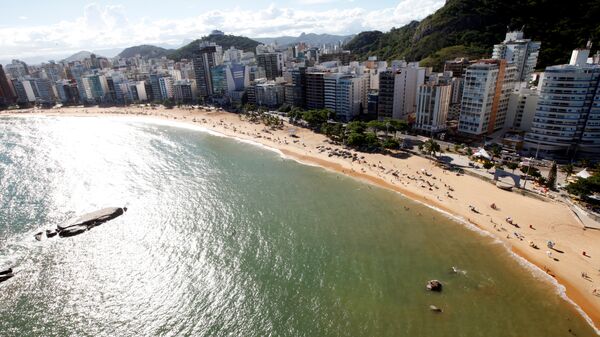 People enjoy the sea at Costa beach during a summer day in Vila Velha, Espirito Santo, Brazil, - Sputnik Mundo