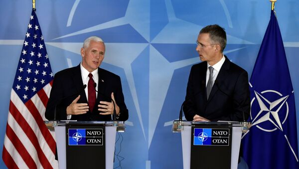 Mike Pence, vicepresidente de EEUU, y Jens Stoltenberg, el secretario general de la OTAN - Sputnik Mundo