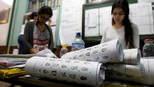 Poll workers count ballots at a polling station in Guayaquil - Sputnik Mundo
