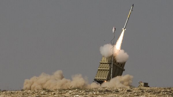 Misil lanzado por el sistema de defensa aérea israelí Cúpula de Hierro (Iron Dome) - Sputnik Mundo