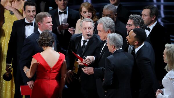 Warren Beatty anuncia la ganadora del premio Oscar a la mejor película - Sputnik Mundo