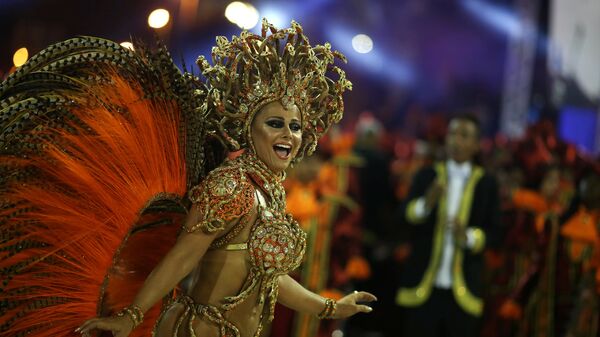 Drum queen Viviane Araujo from Salgueiro samba school performs during the carnival parade at the Sambadrome in Rio de Janeiro - Sputnik Mundo