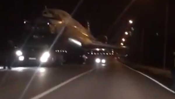 Un avión aparece en medio de una carretera de Kazajistán - Sputnik Mundo