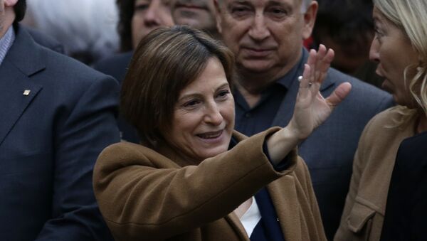 The president of the Catalonia region's parliament, Carme Forcadell waves to the crowd surrounded by pro-independence mayors and other elected officials - Sputnik Mundo