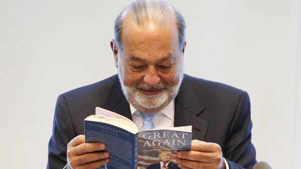 Carlos Slim, magnate mexicano, con el libro de Donald Trump - Sputnik Mundo