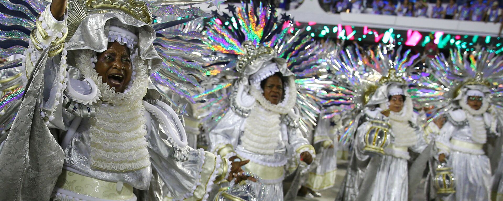 Revellers from Mangueira samba school perform during the second night of the carnival parade at the Sambadrome in Rio de Janeiro - Sputnik Mundo, 1920, 10.12.2021