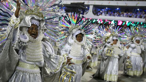 Revellers from Mangueira samba school perform during the second night of the carnival parade at the Sambadrome in Rio de Janeiro - Sputnik Mundo