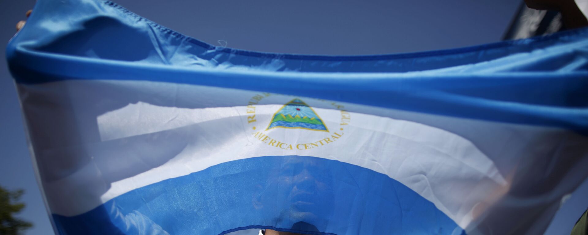 A man holds up a Nicaraguan flag during a demonstration against the presidential candidacy of Nicaragua's President Daniel Ortega in Managua, Nicaragua, Sunday, Feb 20, 2011.  - Sputnik Mundo, 1920, 02.08.2021