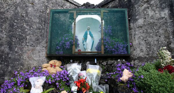 Un homenaje a los niños enterrados en el orfanato de Tuam Un homenaje a los niños enterrados en el orfanato de Tuam - Sputnik Mundo
