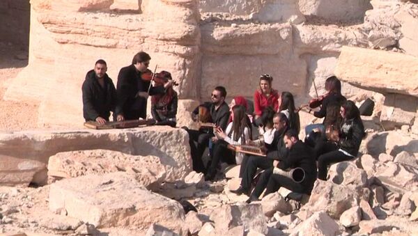 Músicos sirios cantan canciones populares en las ruinas del anfiteatro en Palmira - Sputnik Mundo