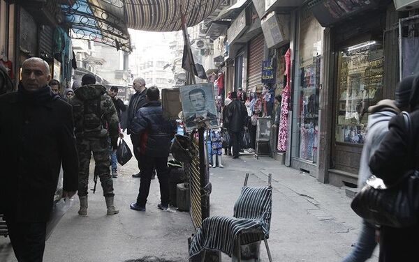 Ciuadadanos sirios en un mercado de Damasco - Sputnik Mundo