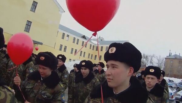 La inusual felicitación de la Policía rusa a las mujeres en su día - Sputnik Mundo