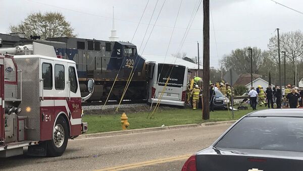 Un tren arrolla a un autobús en Mississippi - Sputnik Mundo