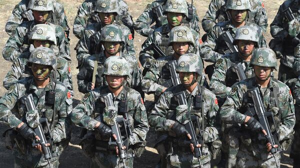 People's Liberation Army (PLA) of China soldiers line up after participating in an anti-terror drill during the Sixth India-China Joint Training exercise Hand in Hand 2016 at HQ 330 Infantry Brigade, in Aundh in Pune district, some 145km southeast of Mumbai, on November 25, 2016. - Sputnik Mundo