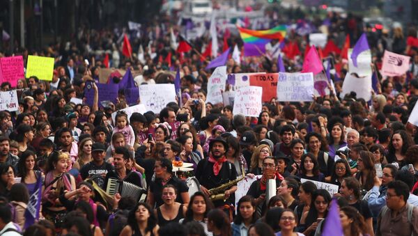 Demonstrators take part in a march on International Women's Day in Mexico City - Sputnik Mundo