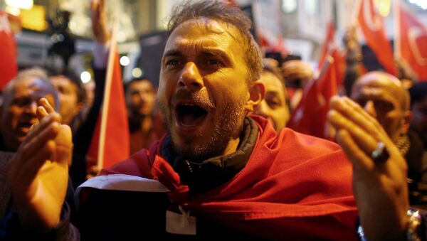 Manifestantes cerca del consulado general de los Países Bajos en Estambul - Sputnik Mundo