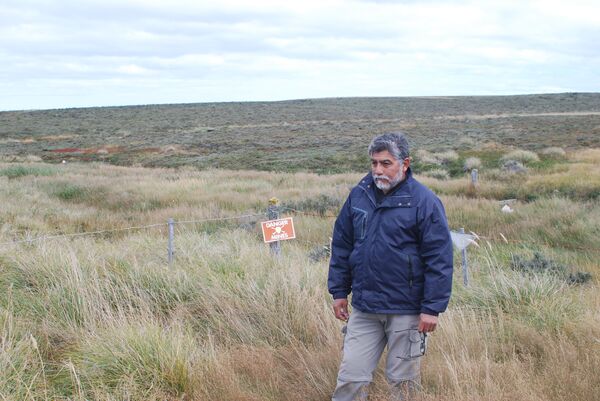 El excombatiente Armando González en un campo minado por el Ejército Argentino durante la Guerra de Malvinas El excombatiente Armando González en un campo minado por el Ejército Argentino durante la Guerra de Malvinas - Sputnik Mundo