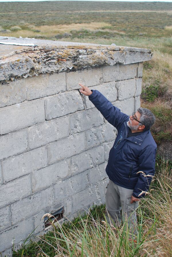 El excombatiente Armando González muestra daños de un proyectil en un refugio donde permaneció algunos días durante la Guerra de Malvinas El excombatiente Armando González muestra daños de un proyectil en un refugio donde permaneció algunos días durante la Guerra de Malvinas - Sputnik Mundo