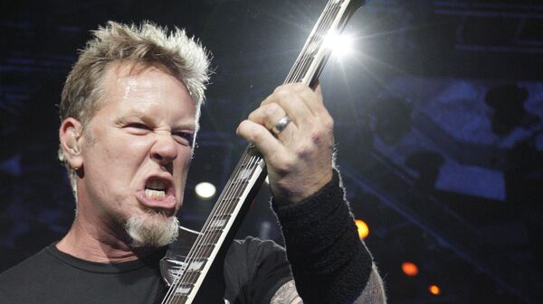Вокалист и гитарист группы Metallica Джеймс Хэтфилд на концерте во время турне World Magnetic Tour в Вильнюсе - Sputnik Mundo