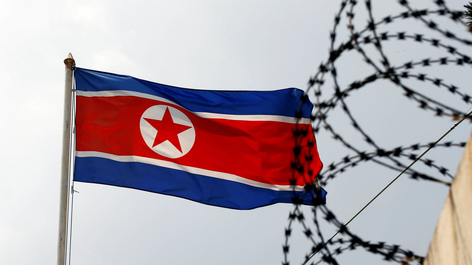 The North Korea flag flutters next to concertina wire at the North Korean embassy in Kuala Lumpur, Malaysia March 9, 2017 - Sputnik Mundo, 1920, 11.08.2021