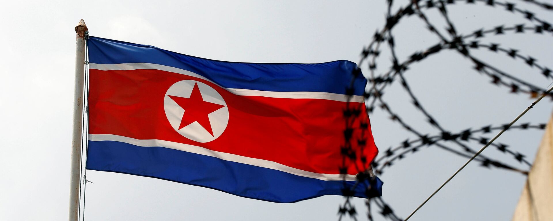 The North Korea flag flutters next to concertina wire at the North Korean embassy in Kuala Lumpur, Malaysia March 9, 2017 - Sputnik Mundo, 1920, 21.10.2021