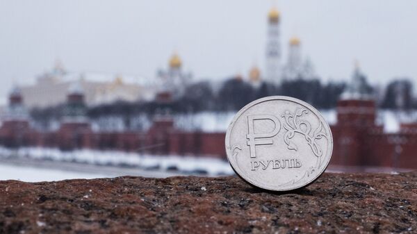 Rublo ruso con la vista del Kremlin de Moscú - Sputnik Mundo