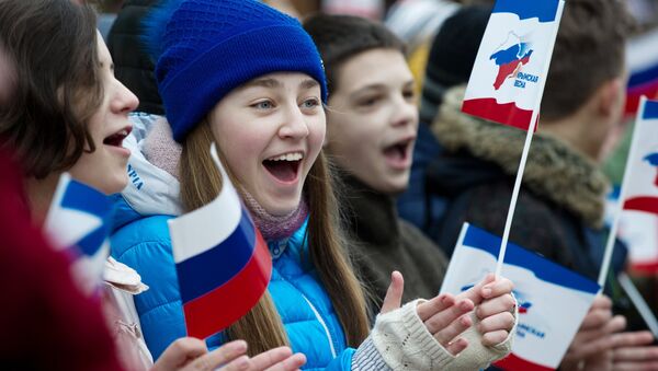 Crimeos celebran el tercer aniversario de la reunificación de Crimea con Rusia - Sputnik Mundo