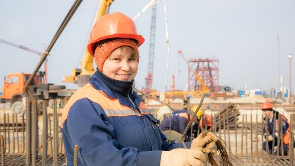 Nadezhda Vladímirova, una de las mujeres que participan en la construcción del puente de Crimea - Sputnik Mundo