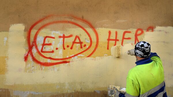 A municipal worker paints over graffiti reading ETA, The People Are With You in the Basque town of Guernica, Spain, October 21, 2011, the day after Basque separatist group ETA announced a definitive cessation of armed activity - Sputnik Mundo