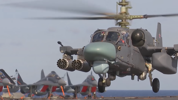 El helicóptero Ka-52K Katrán del grupo aéreo del portaviones ruso Almirante Kuznetsov - Sputnik Mundo