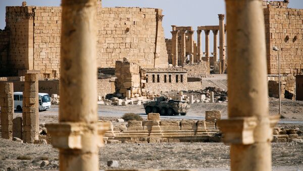 A Russian military vehicle drives near ruins in the historic city of Palmyra, - Sputnik Mundo