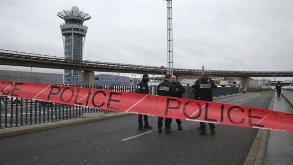 Policía en el aeropuerto Orly, París - Sputnik Mundo
