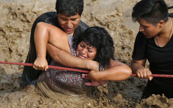 Una mujer es rescatada durante las lluvias que azotaron Huachipa, Perú - Sputnik Mundo