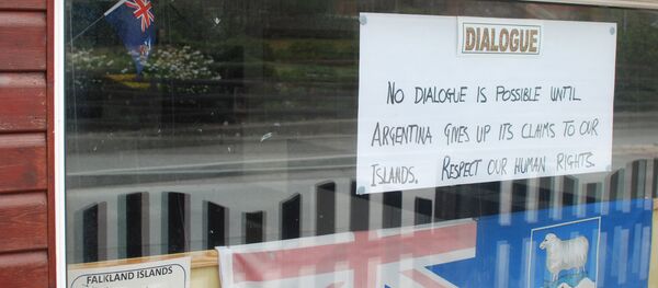 Carteles en comercio de Islas Malvinas dirigido a visitantes argentinos Carteles en comercio de Islas Malvinas dirigido a visitantes argentinos - Sputnik Mundo