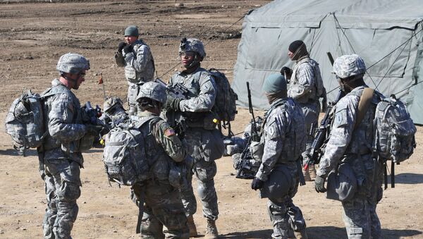 US soldiers gather during their drill at a military training field in the border city of Paju on March 7, 2017. - Sputnik Mundo