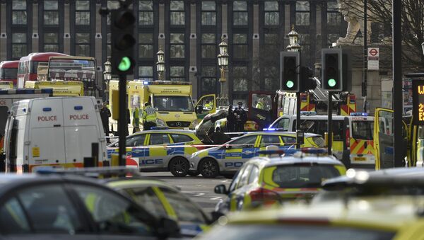 Emergency services respond after an incident on Westminster Bridge in London, Britain - Sputnik Mundo