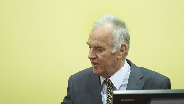Former Bosnian Serb army chief Ratko Mladic (R) sits on May 16, 2012 at the International Criminal Tribunal for the former Yugoslavia (ICTY) in The Hague before the opening of his war crimes trial.  - Sputnik Mundo