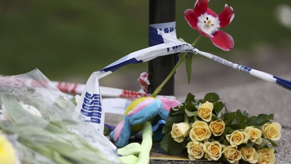 Flores y cartas en el lugar del atentado en el centro de Londres, Reino Unido - Sputnik Mundo
