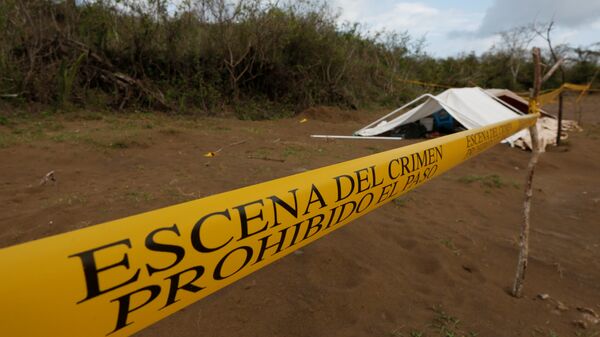 A police cordon marks the perimeter of the site where a forensic team and judicial authorities work in unmarked graves where skulls were found, on the outskirts of Veracruz - Sputnik Mundo