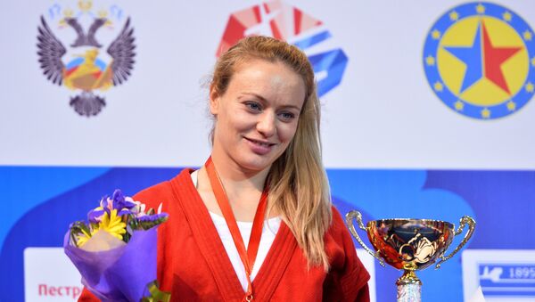 Margarita Gurtsieva al ganar una medalla de oro en el Campeonato de Sambo de Europa en Kazán - Sputnik Mundo