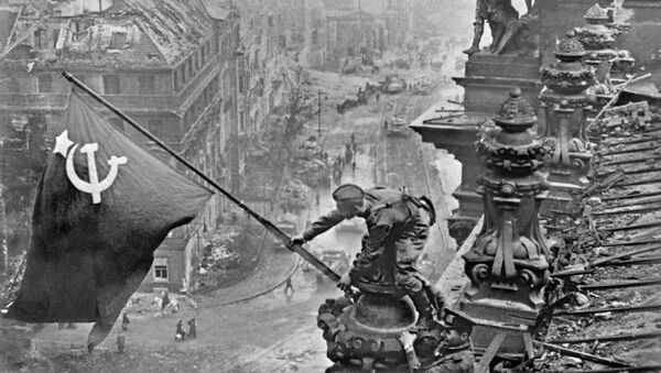 Soldado del Ejército Rojo enarbolando la bandera de la victoria sobre el Reichstag - Sputnik Mundo