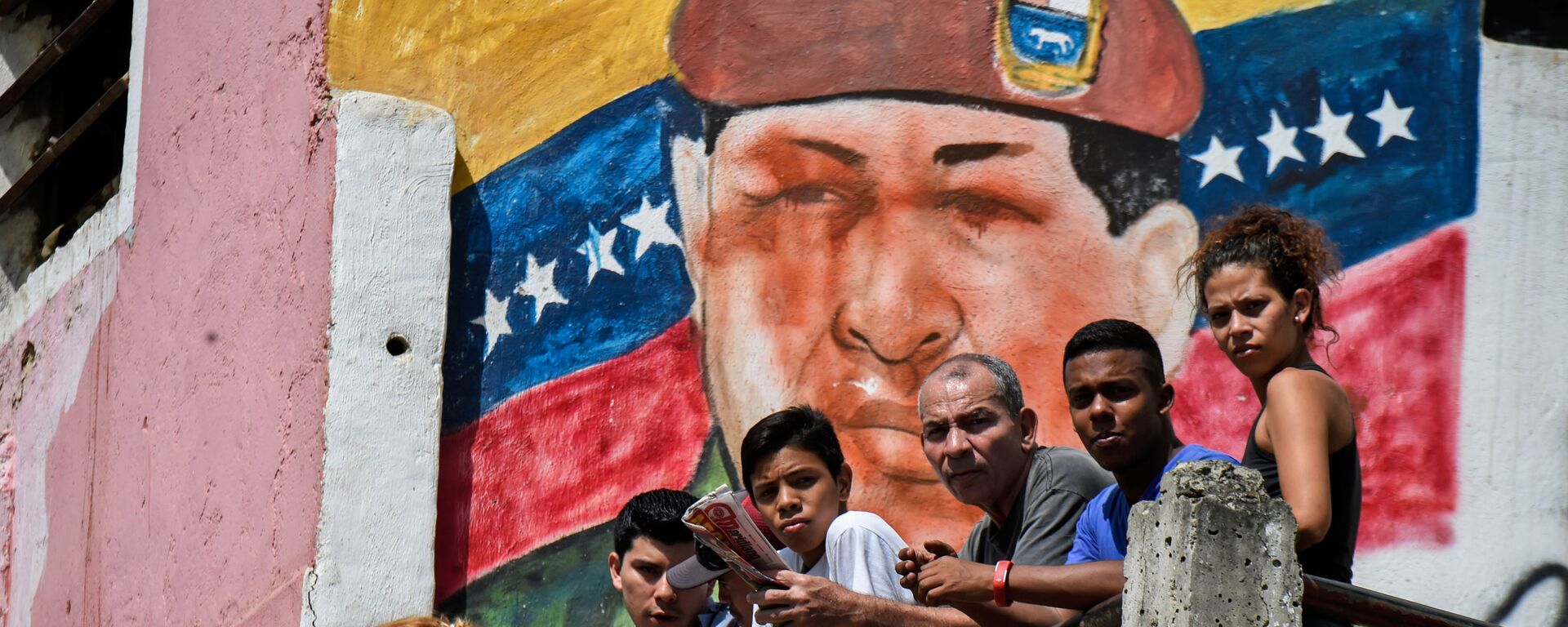 Граффити с изображением бывшего президента Венесуэла Уго Чавеса в Каракасе  - Sputnik Mundo, 1920, 18.09.2021